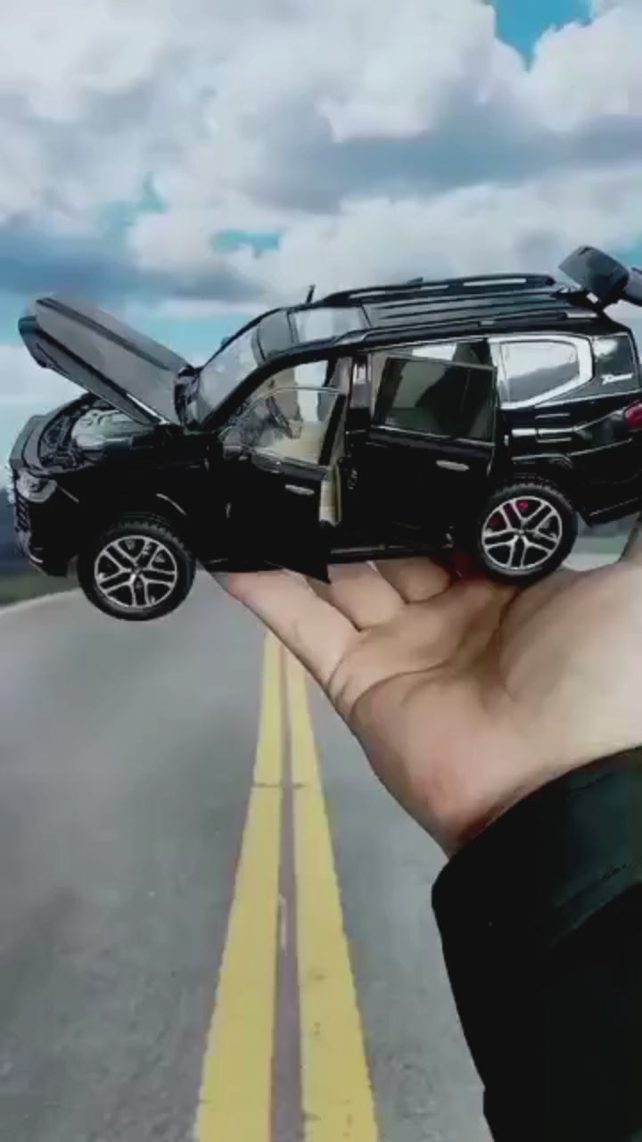 1:24 Diecast Toyota Land Cruiser SUV Model with Key Remote